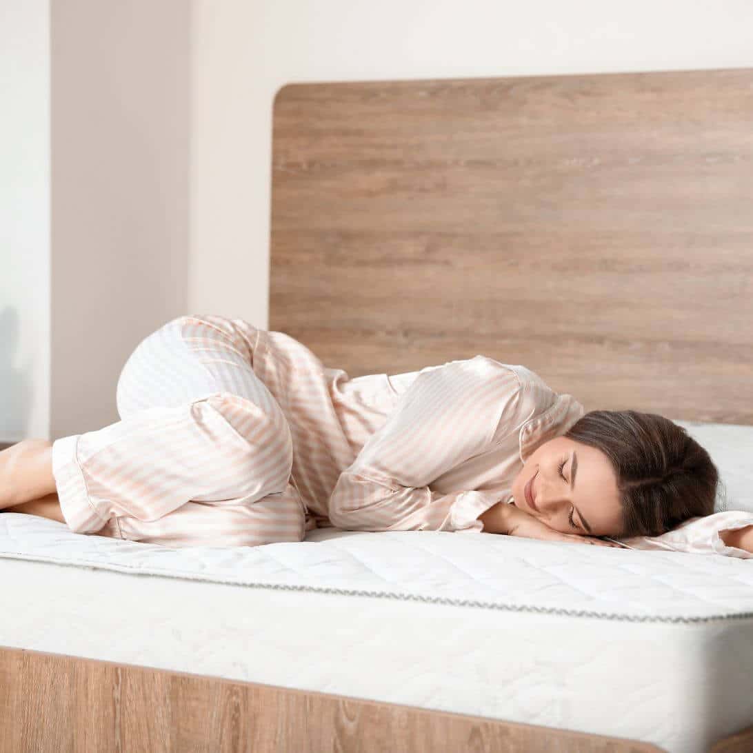 Vrouw ligt op een goed matras
