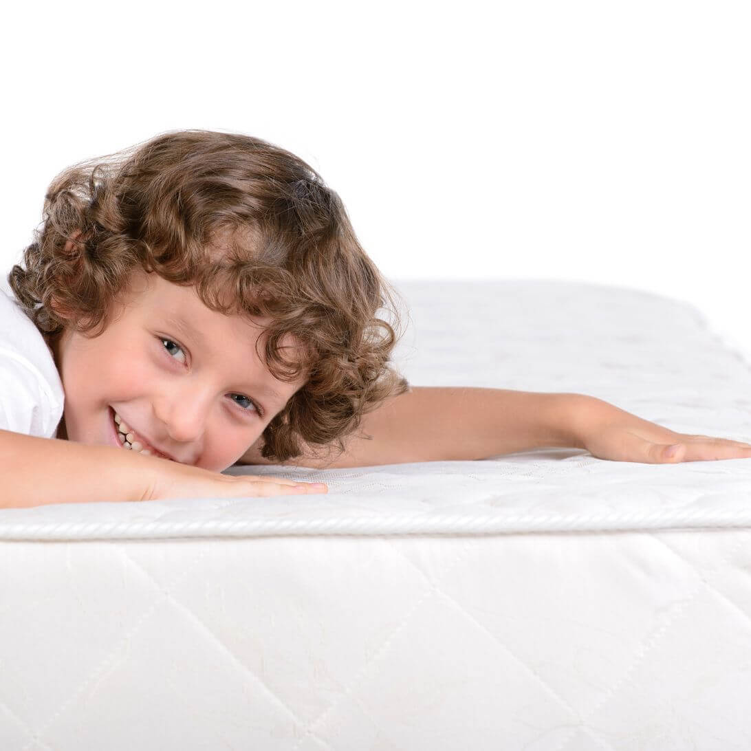 Kind ligt op matras