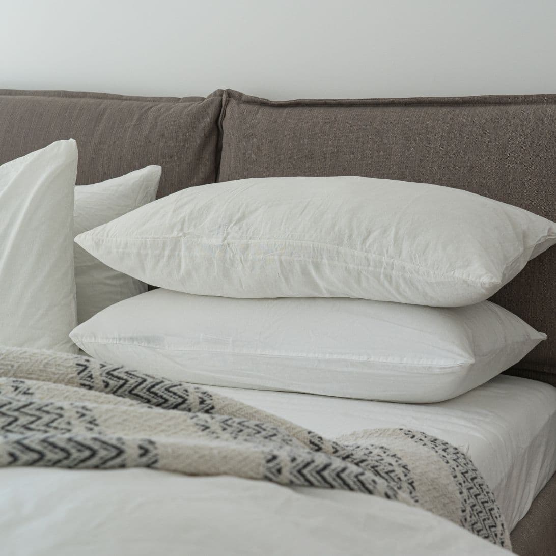 Hoofdkussen op bed