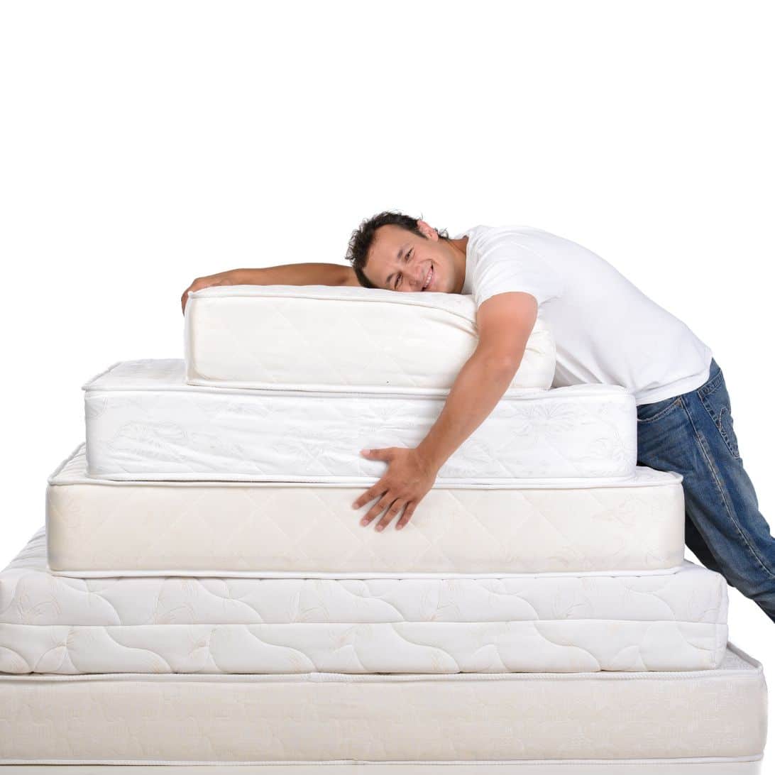 Man hangt op stapel matrassen, welke is het beste matras voor hem?