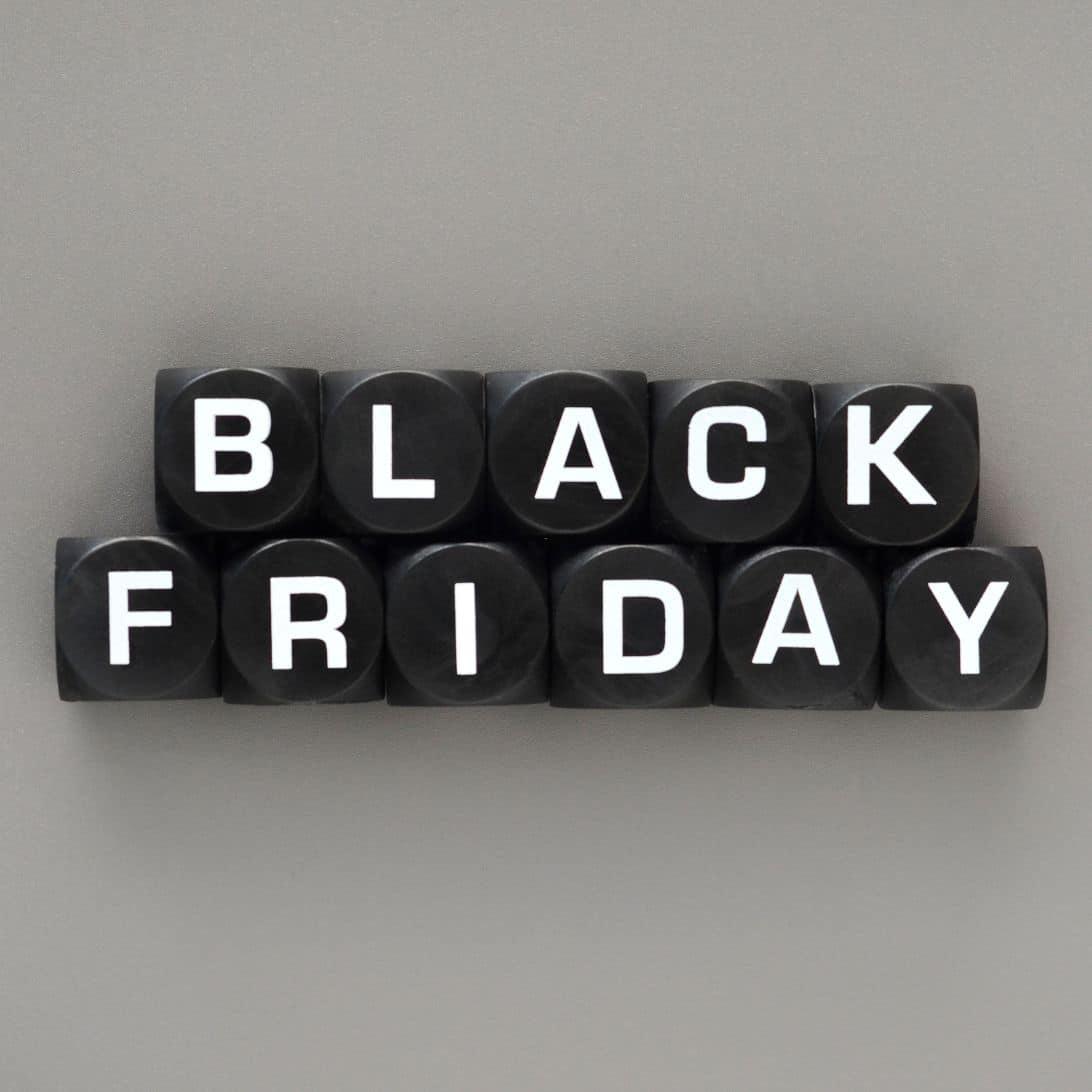 Black Friday in witte letters op zwarte dobbelstenen