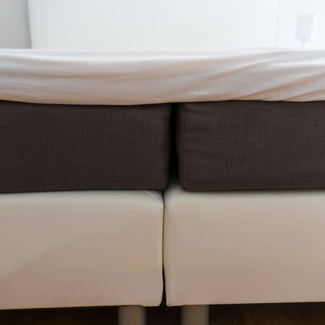 Zij-aanzicht boxspring met box, matras en topper