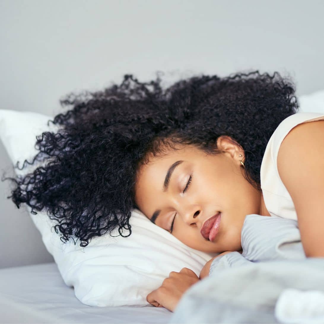 Vrouw slaapt op bed van Bruno