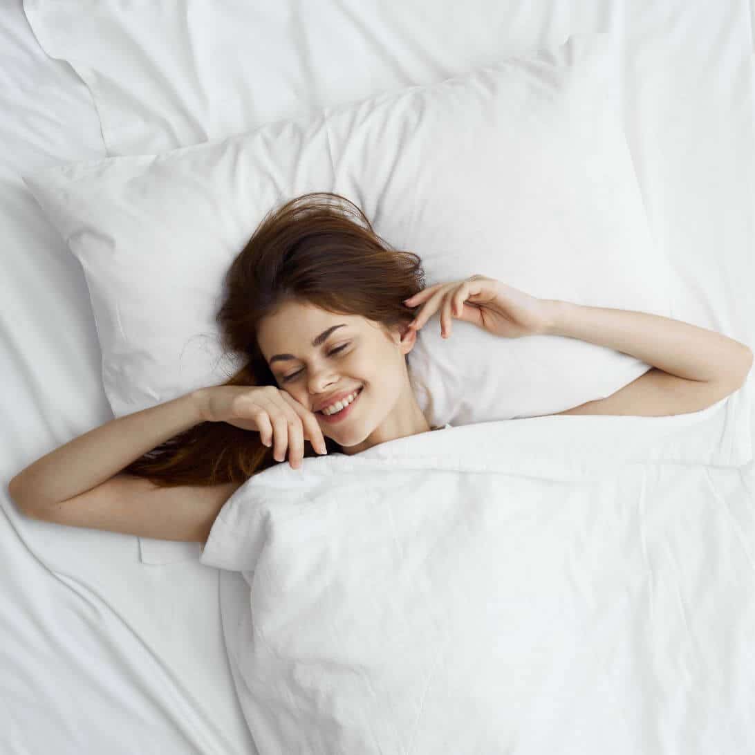 Vrouw ligt op matras met juiste conformiteit