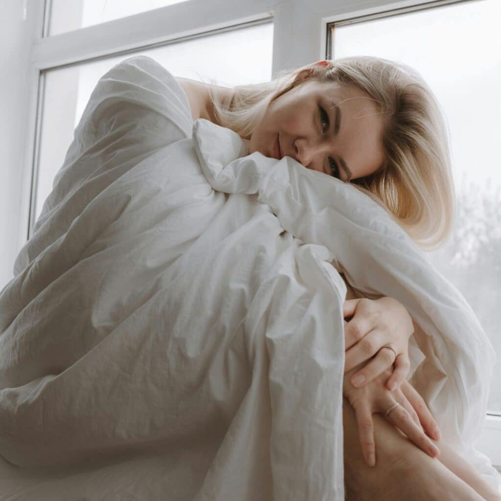 Vrouw heeft beste dekbed om zich heen gewikkeld