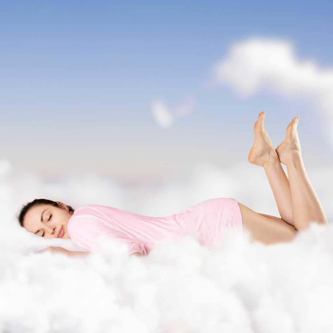 Vrouw ligt in wolken te dromen