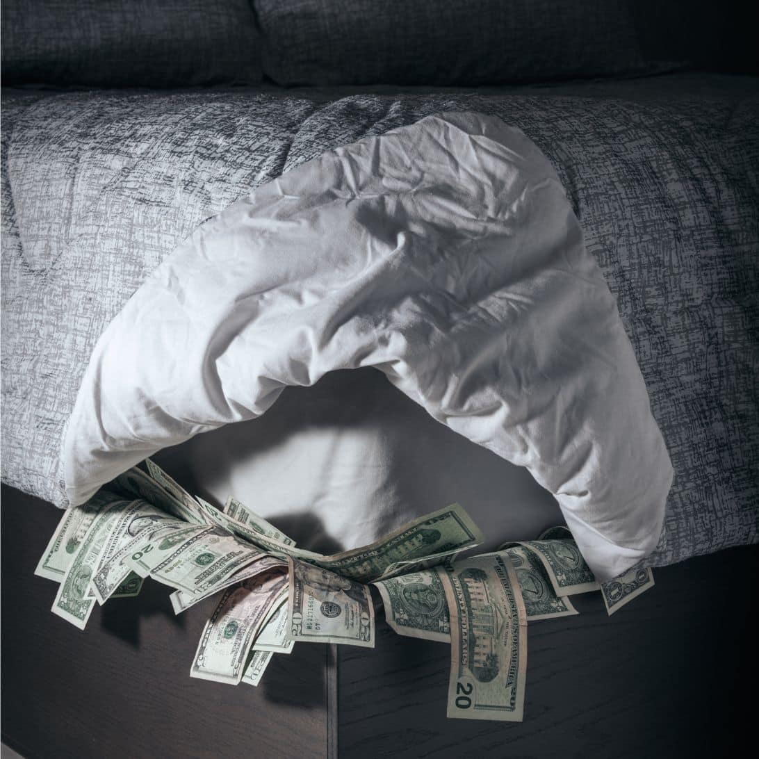 Geldbriefjes onder matras