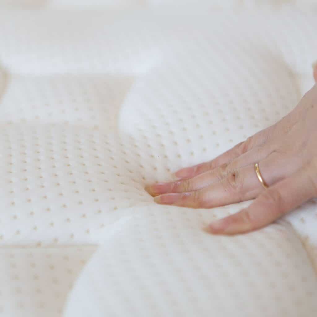 Hand voelt aan Emma O2 matras