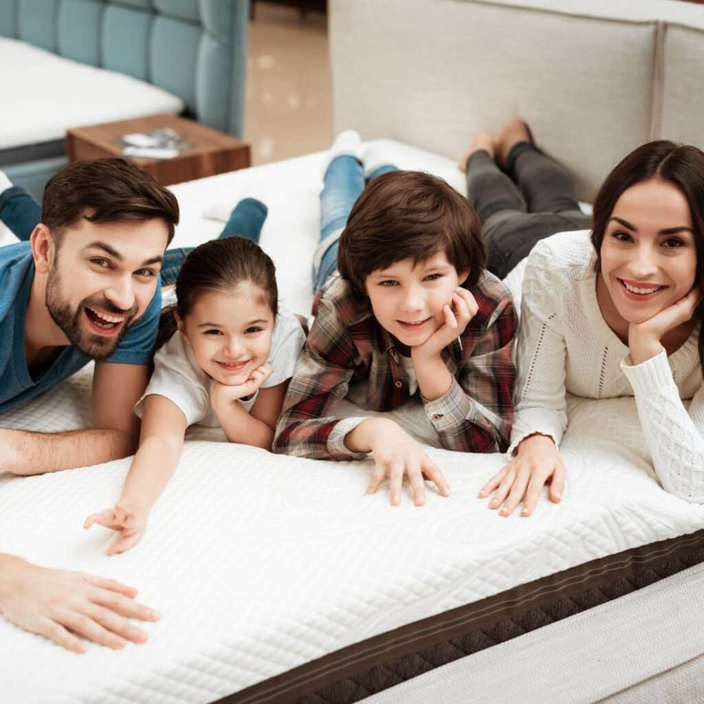 Ouders en kinderen testen het Emma Hybrid II Adjustable matras