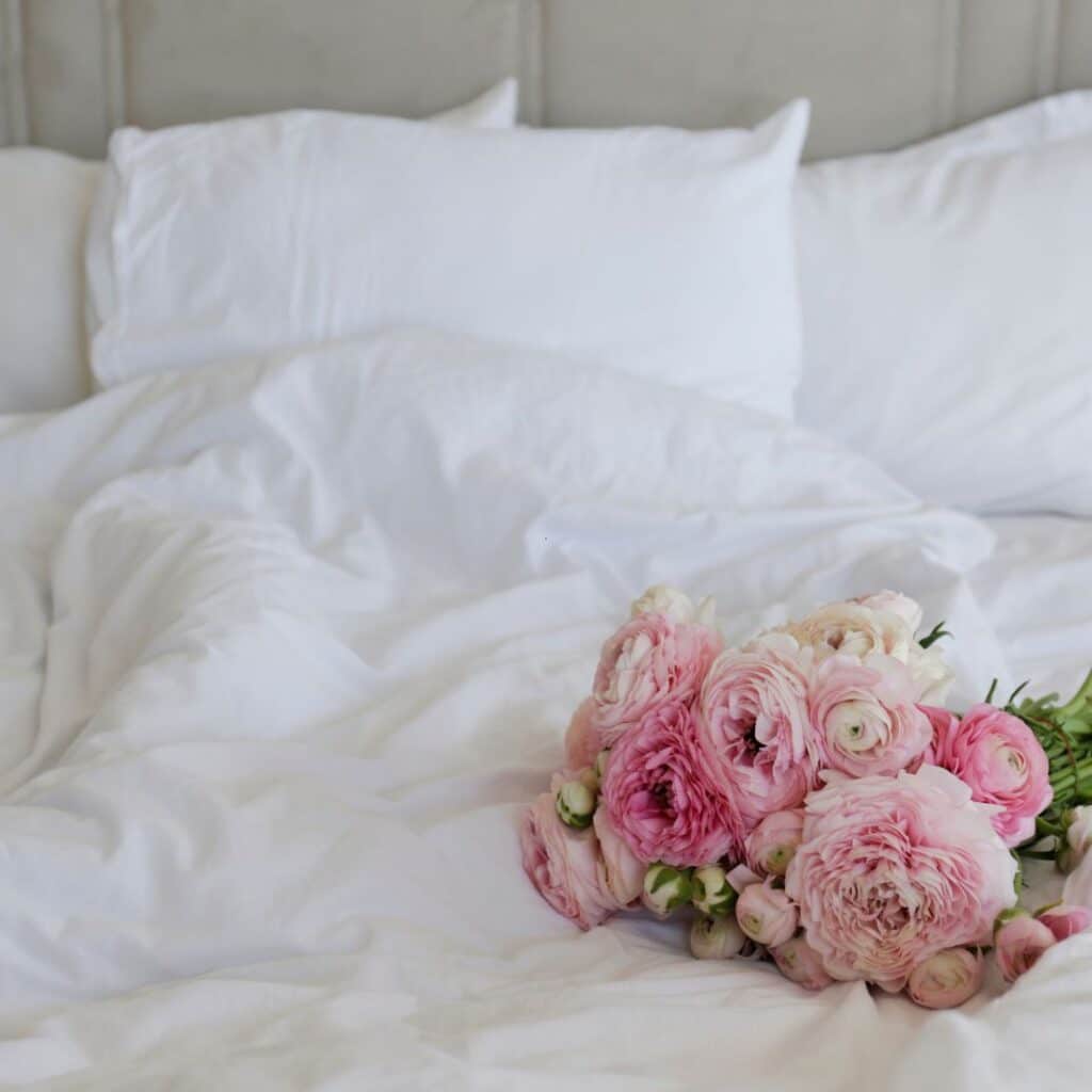 Emma Signature Boxspring met bloemen op dekbed