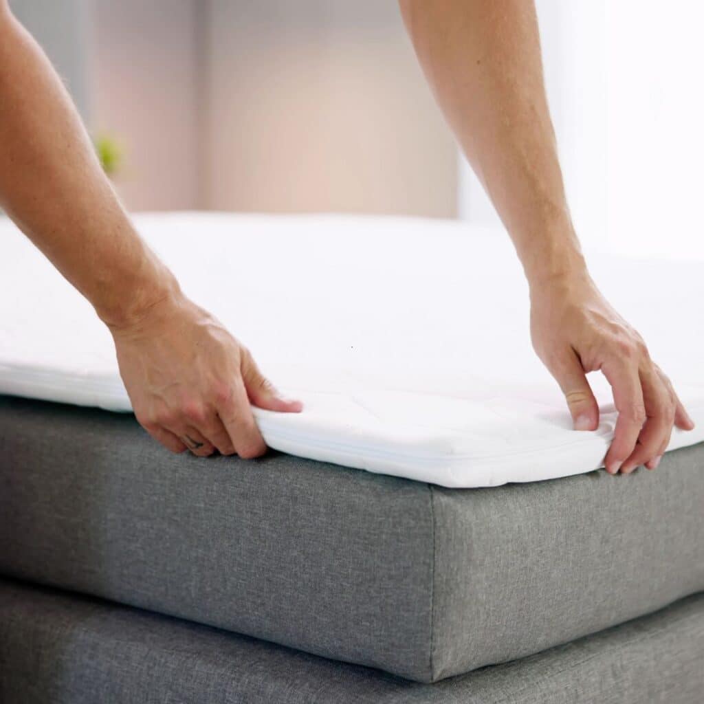 Emma Flip topper wordt op matras gelegd