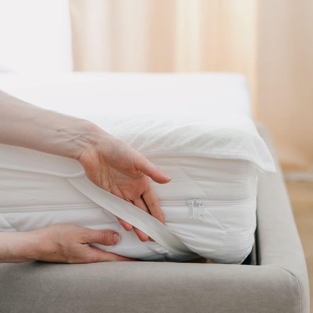 Topper wordt met banden aan matras bevestigd.