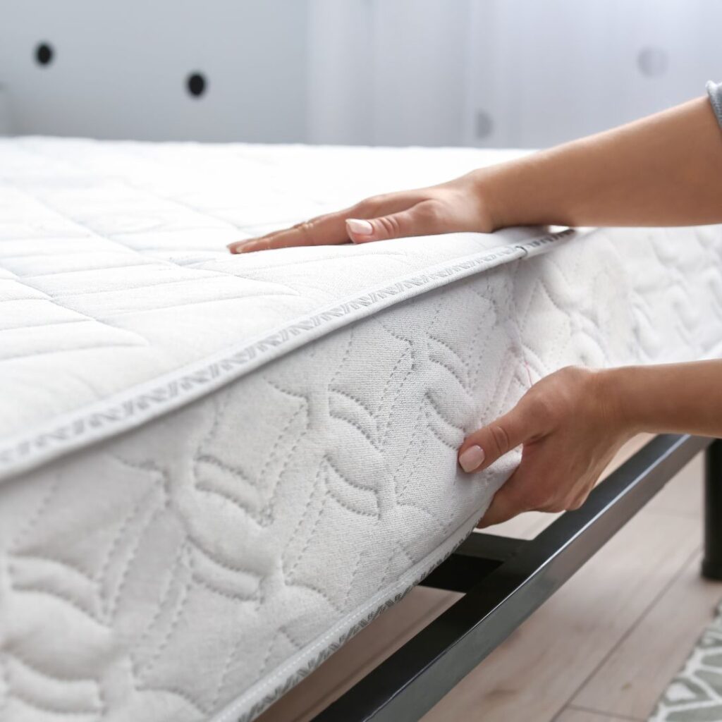 Matras die op bed wordt gelegd
