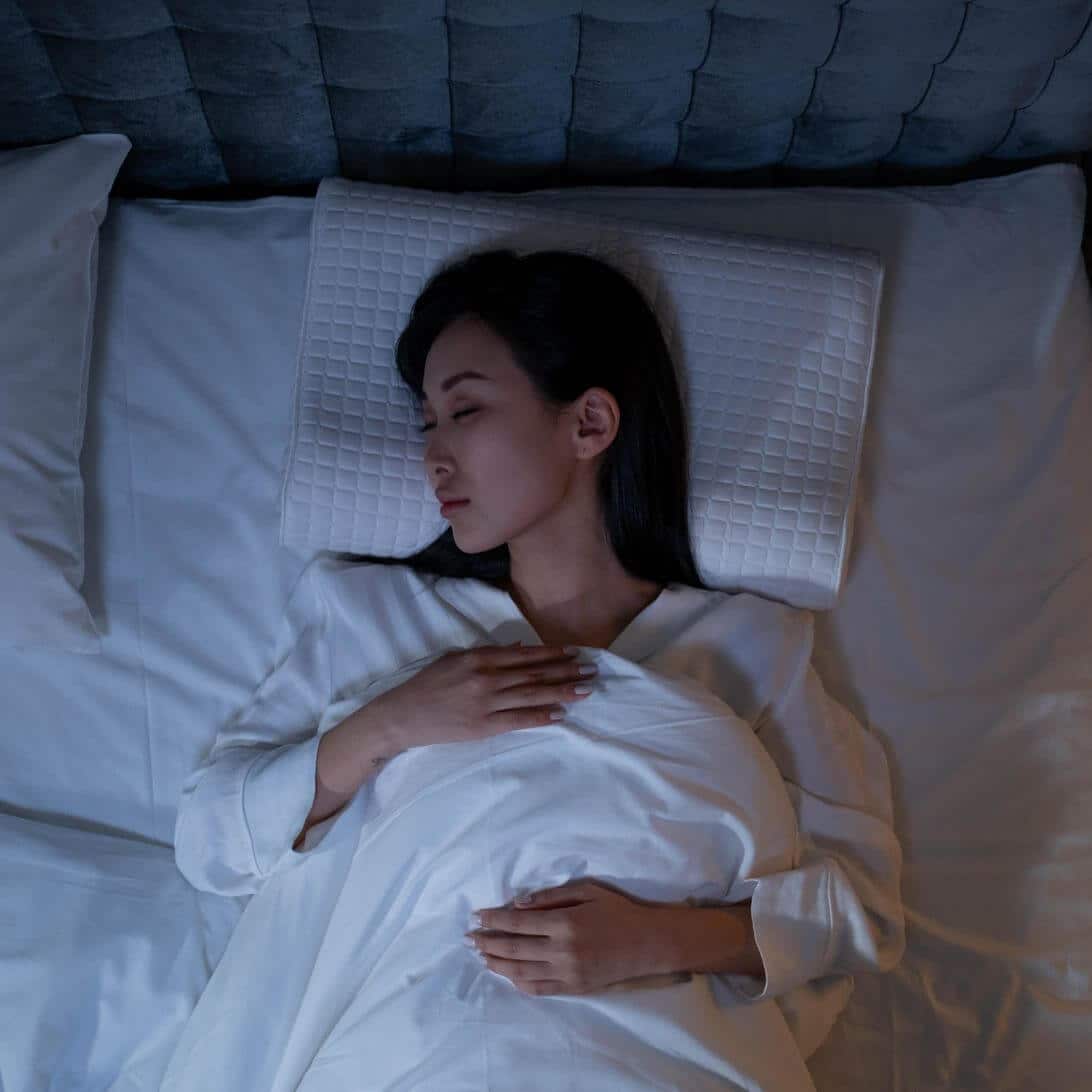 Vrouw in Lane-Keeping bed