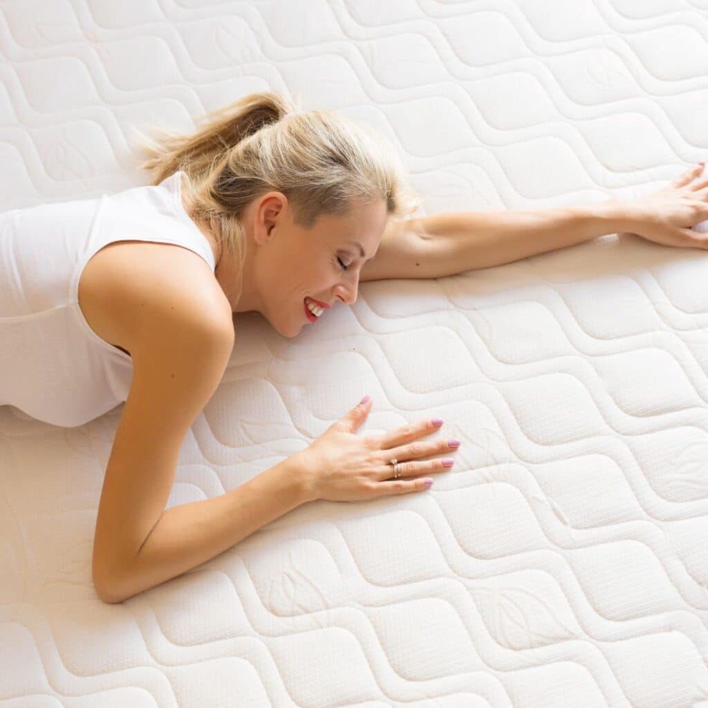 Vrouw ligt op nieuwe matras, rare geur is weg dankzij goed luchten