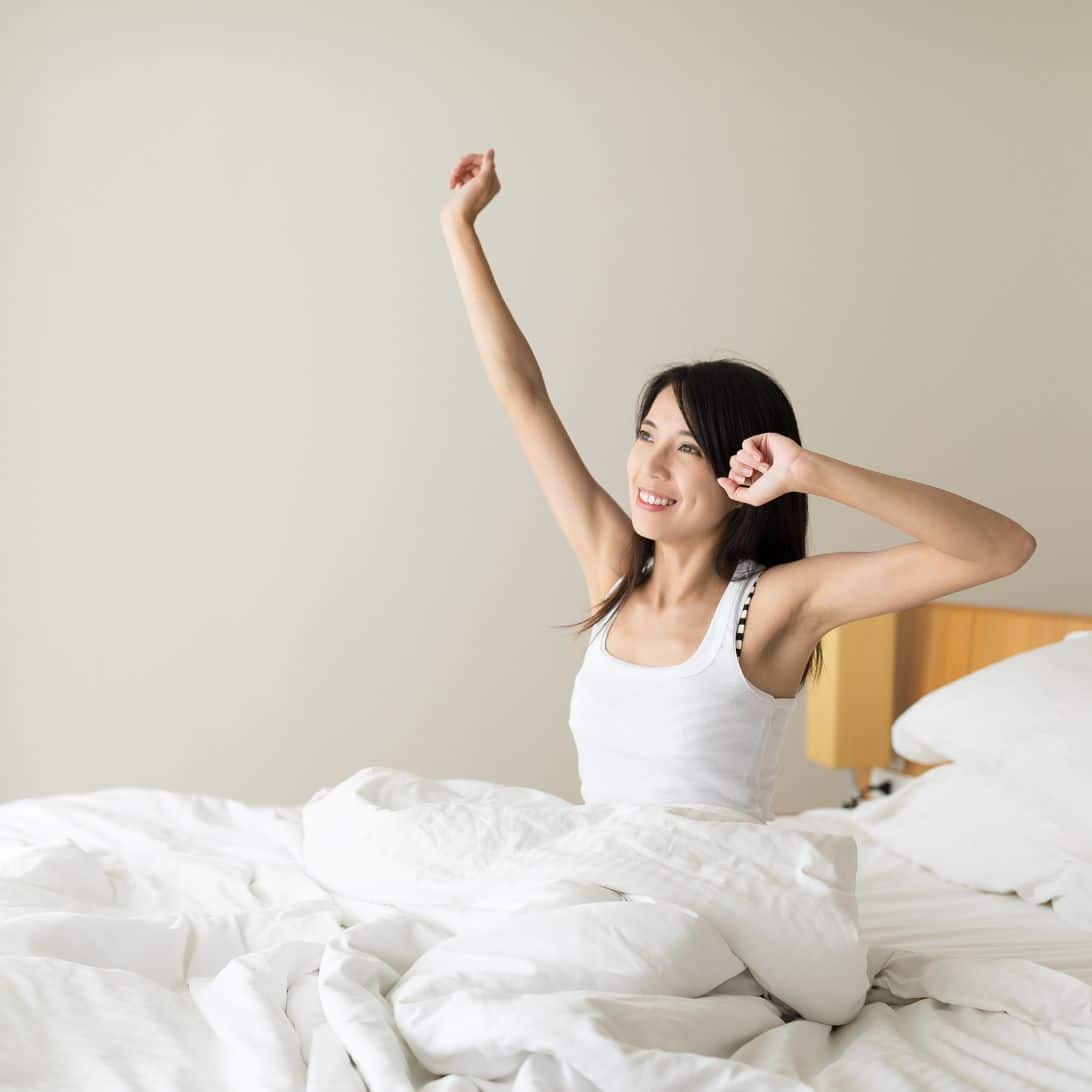 Vrouw wordt wakker na goede nachtrust
