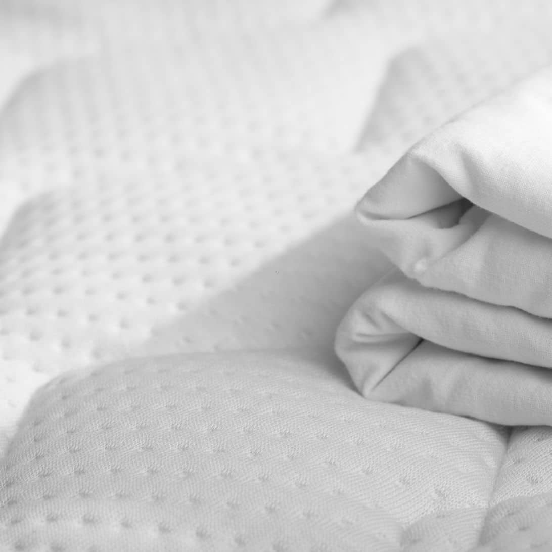 Goedkoop matras met stapel beddengoed