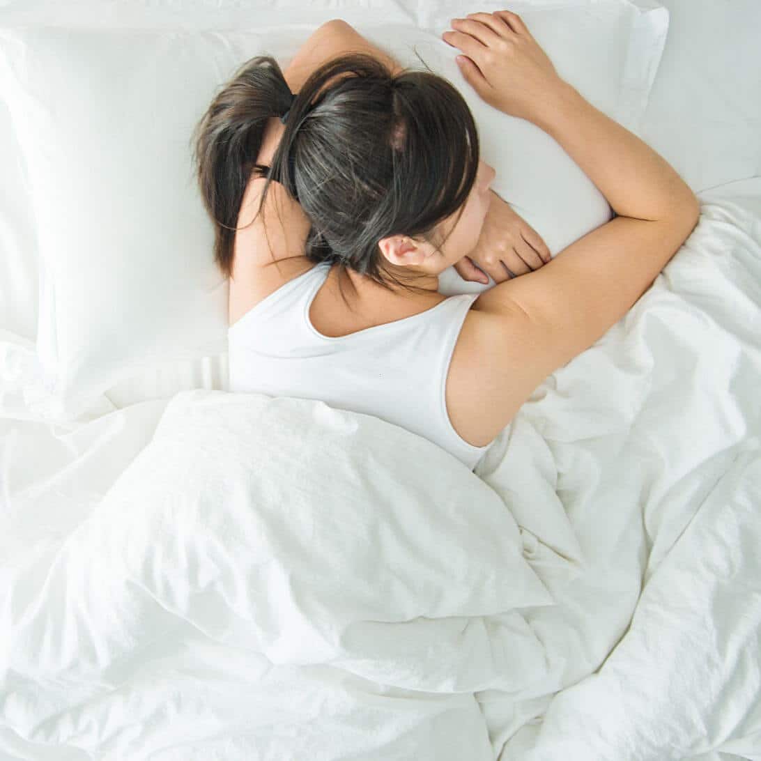 Vrouw slapend in bed
