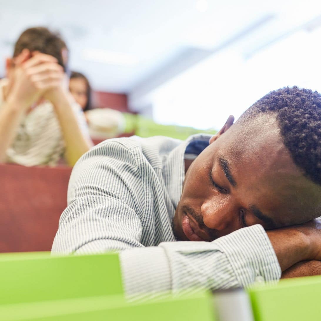 slaperige man hypersomnia