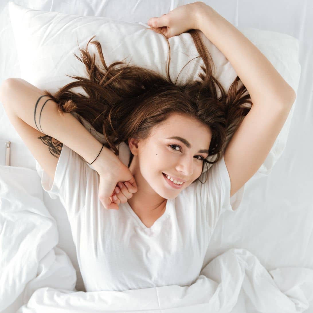 Vrouw ligt in IKEA bed