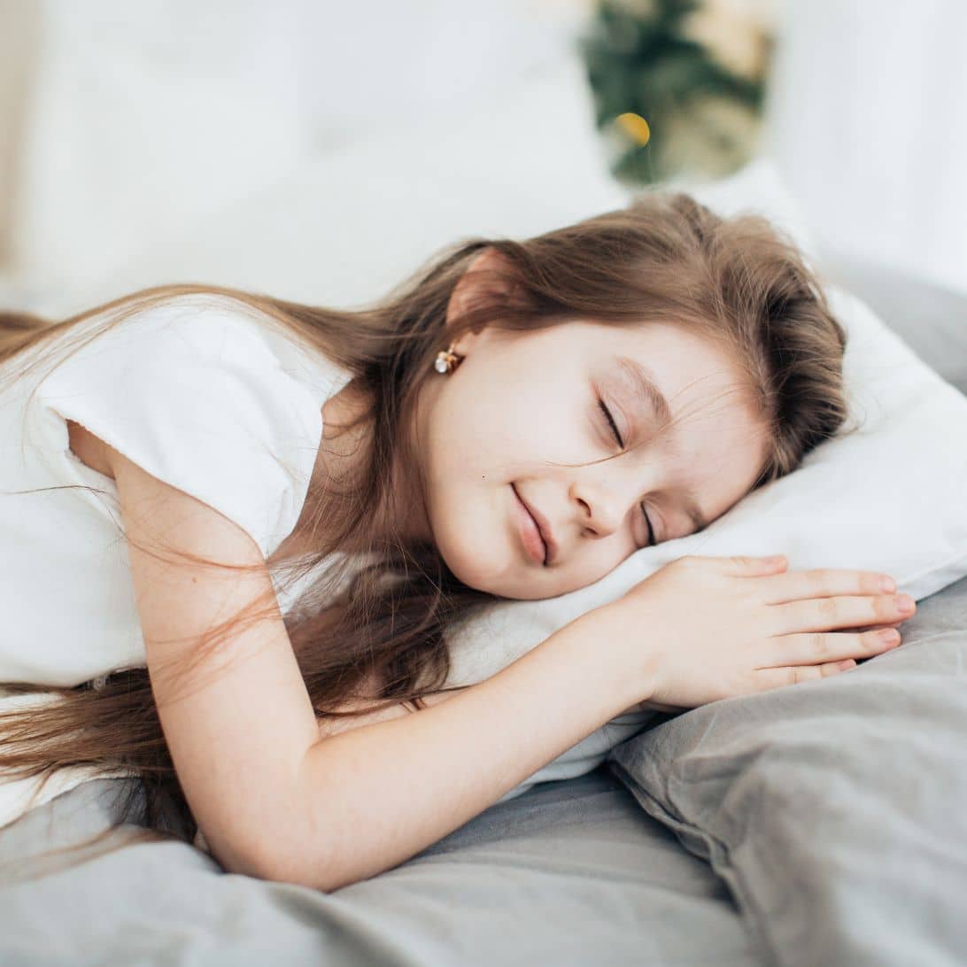 Kind ligt in IKEA kinderbed
