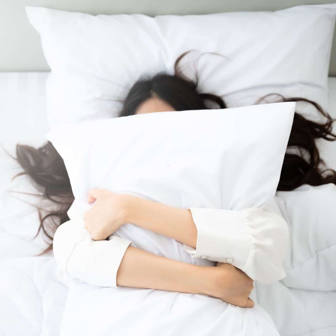 Vrouw knuffelt IKEA kussen