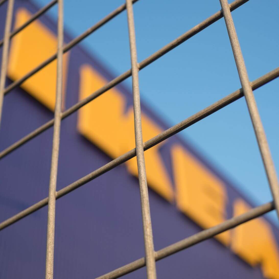 Ikea logo door hek te zien