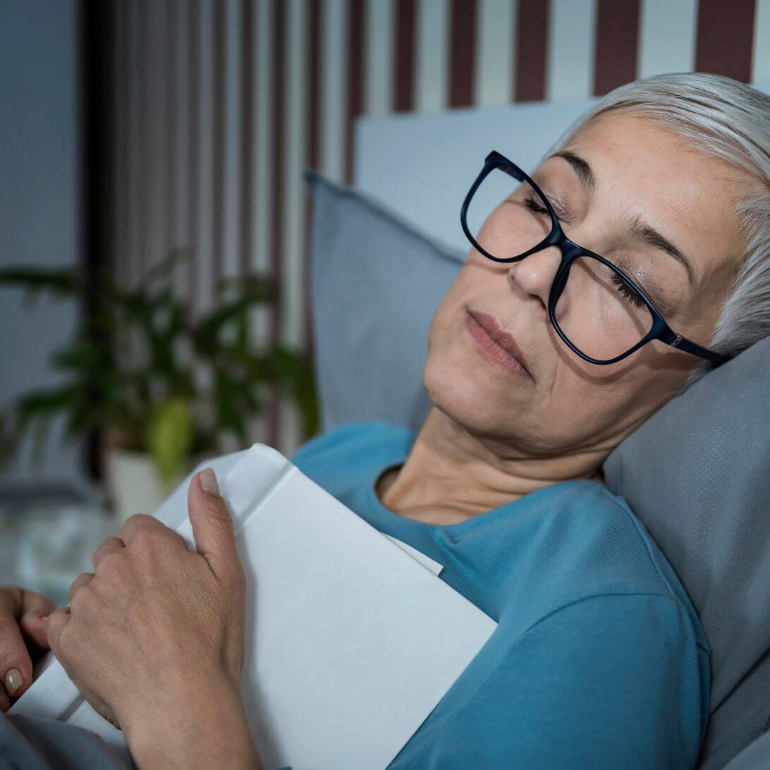 Vrouw heeft gelezen voor bed en is zo in slaap gekomen