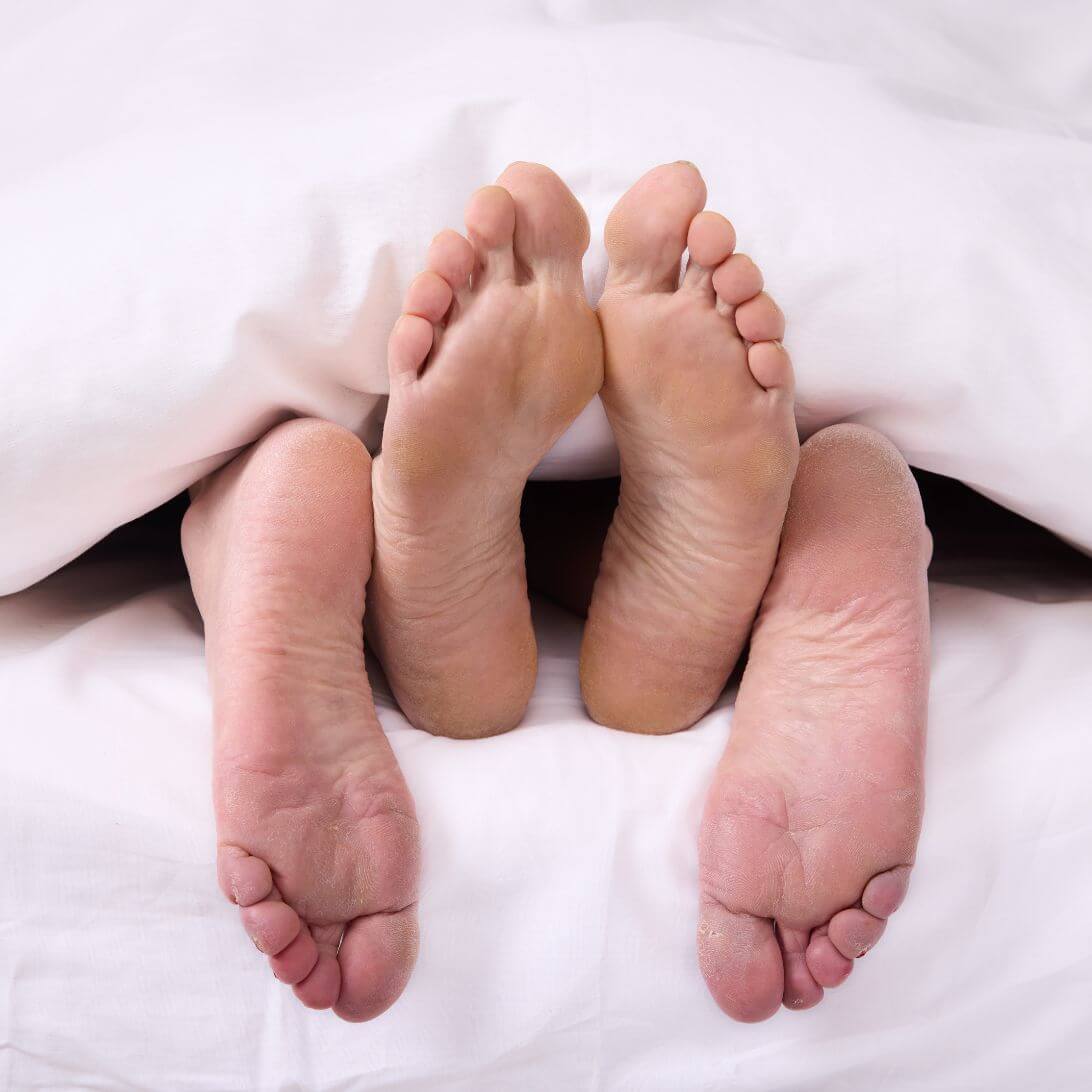 Goede slaap heeft een positieve invloed op het seksleven, twee paar voeten beelden bekend plaatje van seks uit.