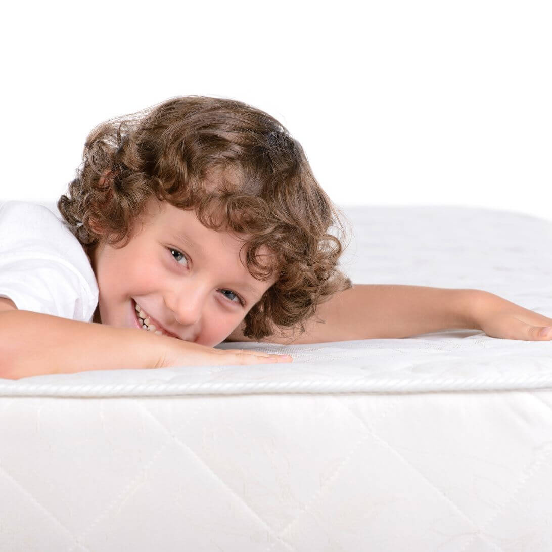 Jongen op kindermatrassen