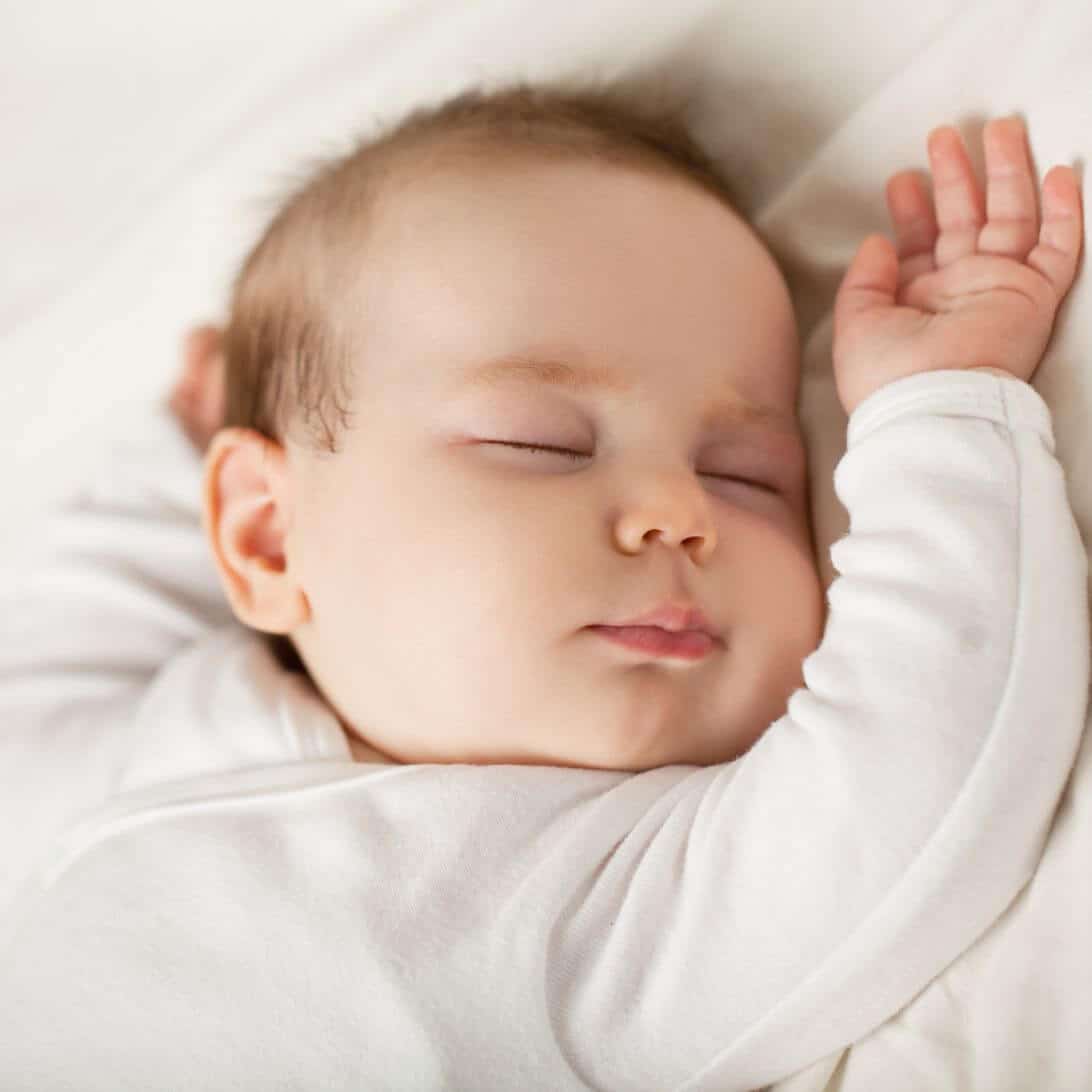 Kind slapend op kindermatras