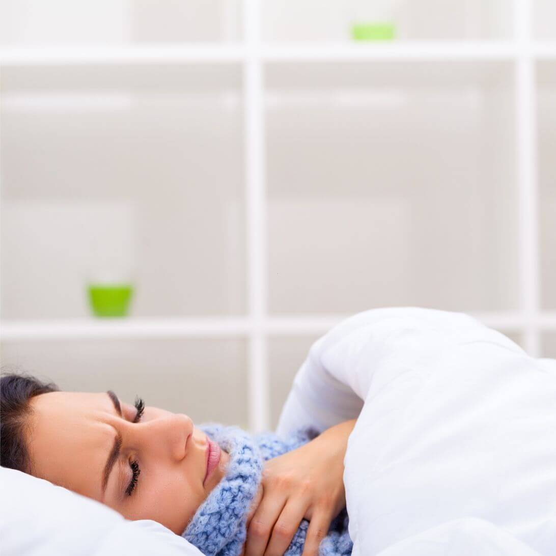 Vrouw heeft het koud in bed