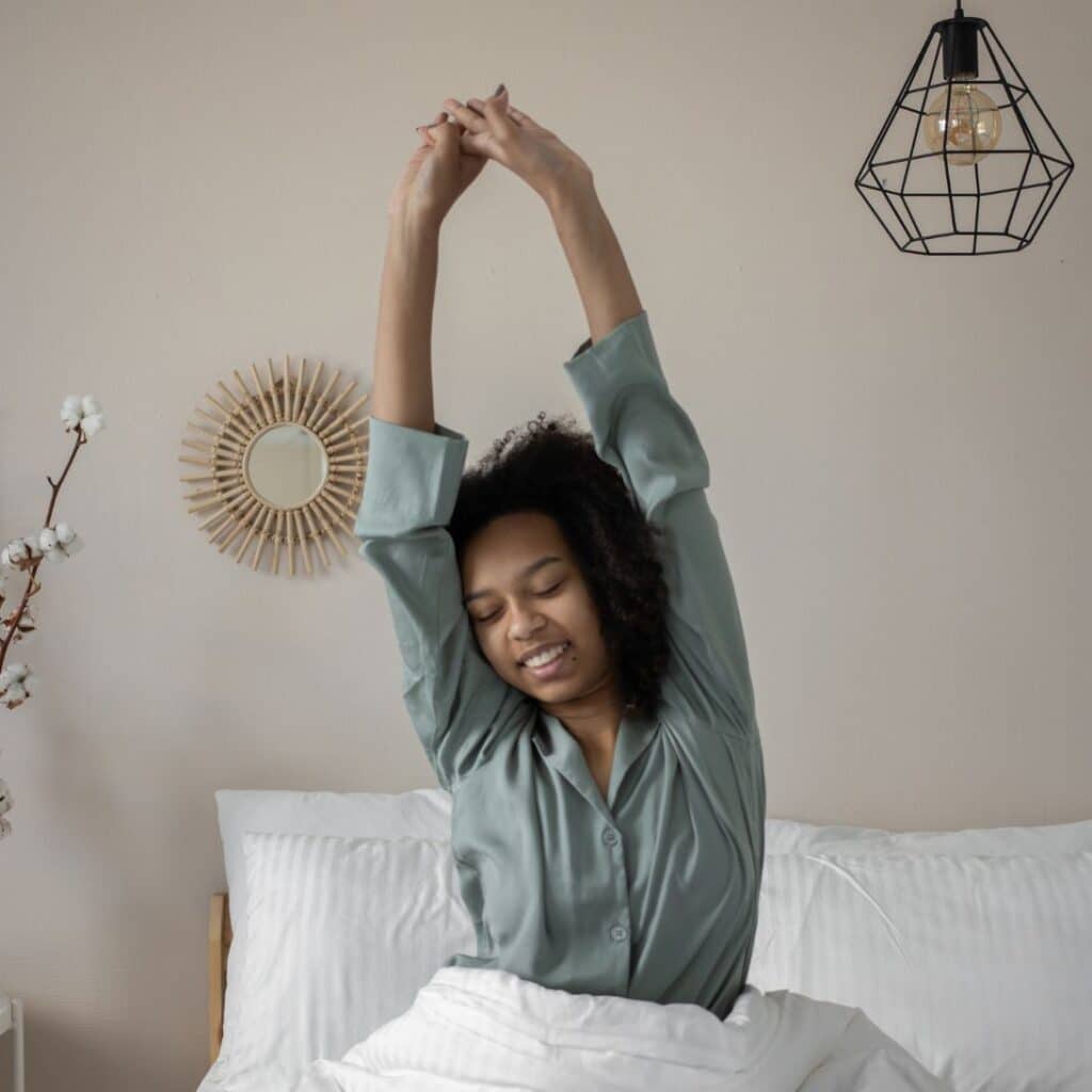 Vrouw wordt uitgerust wakker na een nacht met goede kwaliteit van slaap