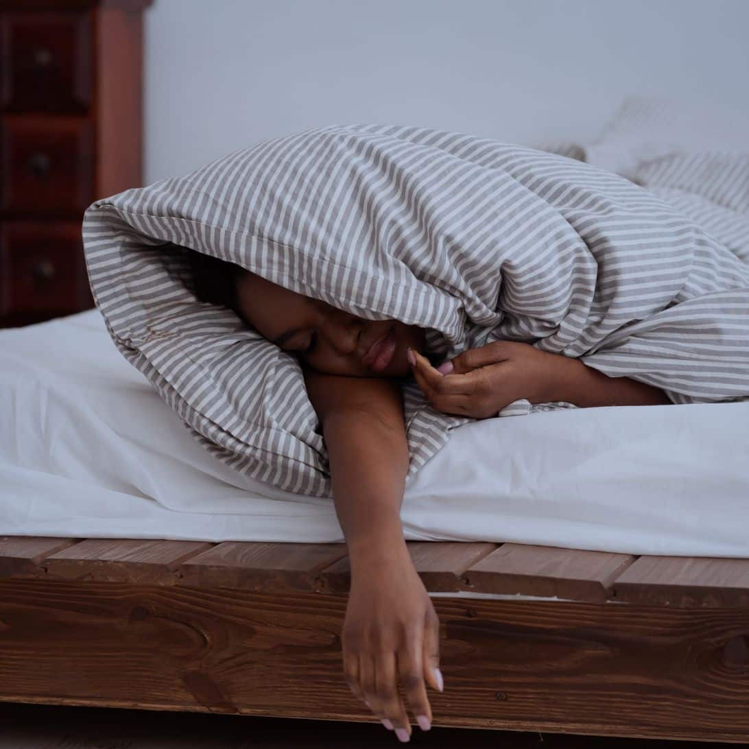 Vrouw ligt in bed en geniet van goede kwaliteit van slaap