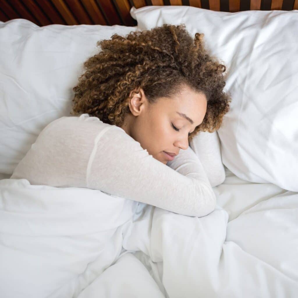 Vrouw slaapt op matras 100 x 200 centimeter