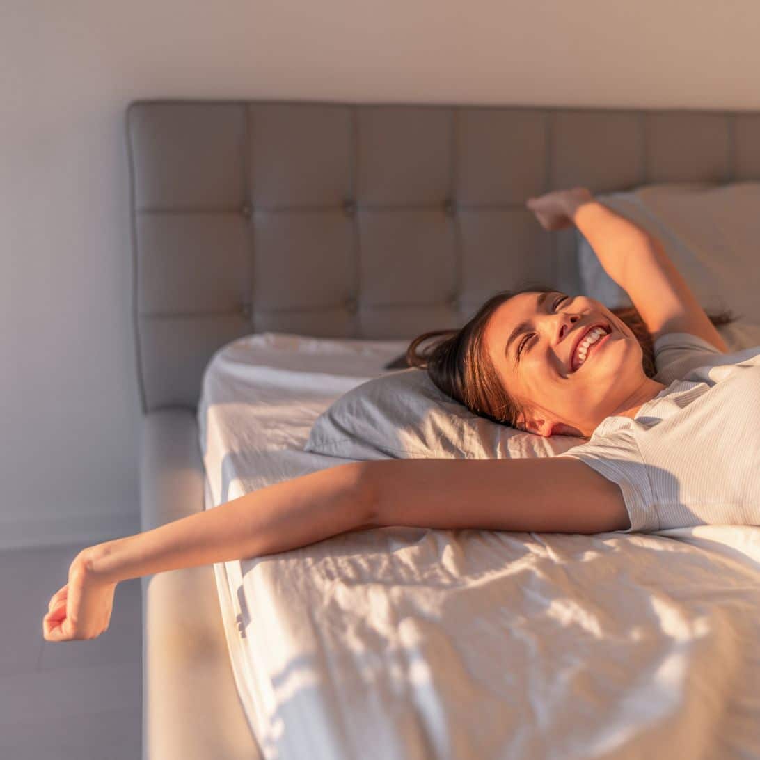 Vrouw rekt zich uit op matras 120 x 200 centimeter