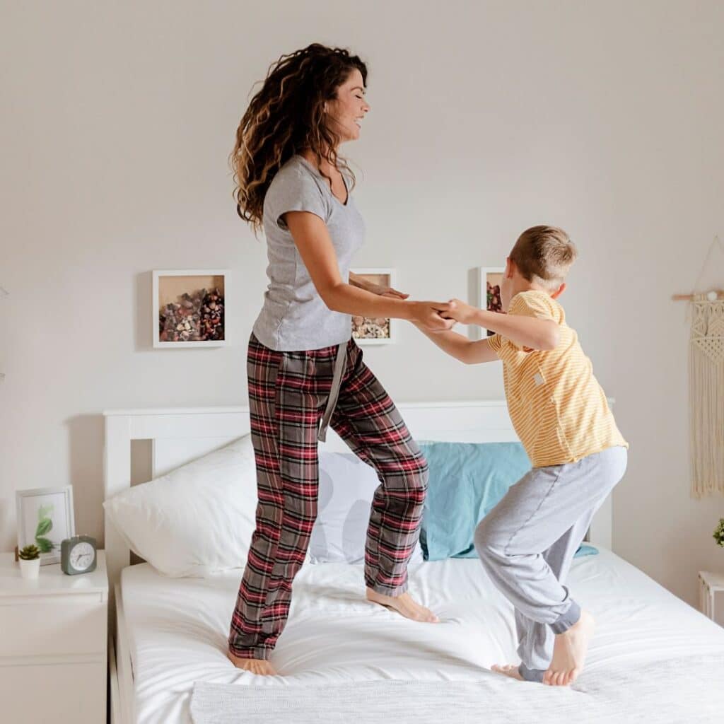 Vrouw en kind springen op matras 120 x 200 centimeter
