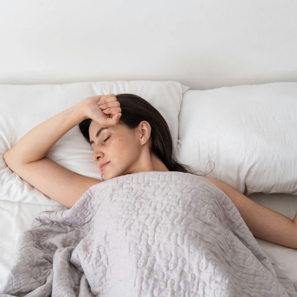Vrouw ligt te slapen op matras 140 x 200 centimeter