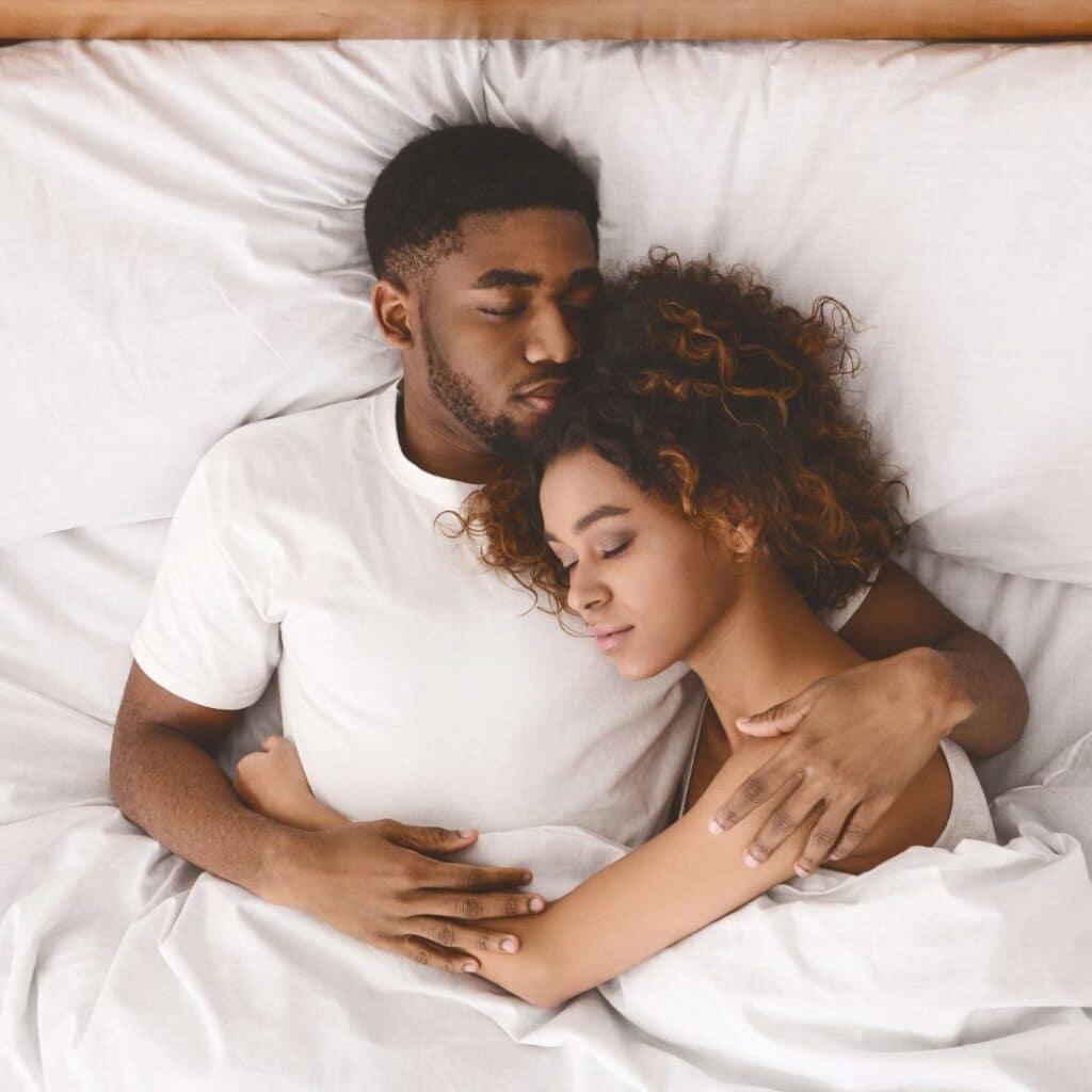 Man en vrouw slapen op matras 160 x 200 centimeter