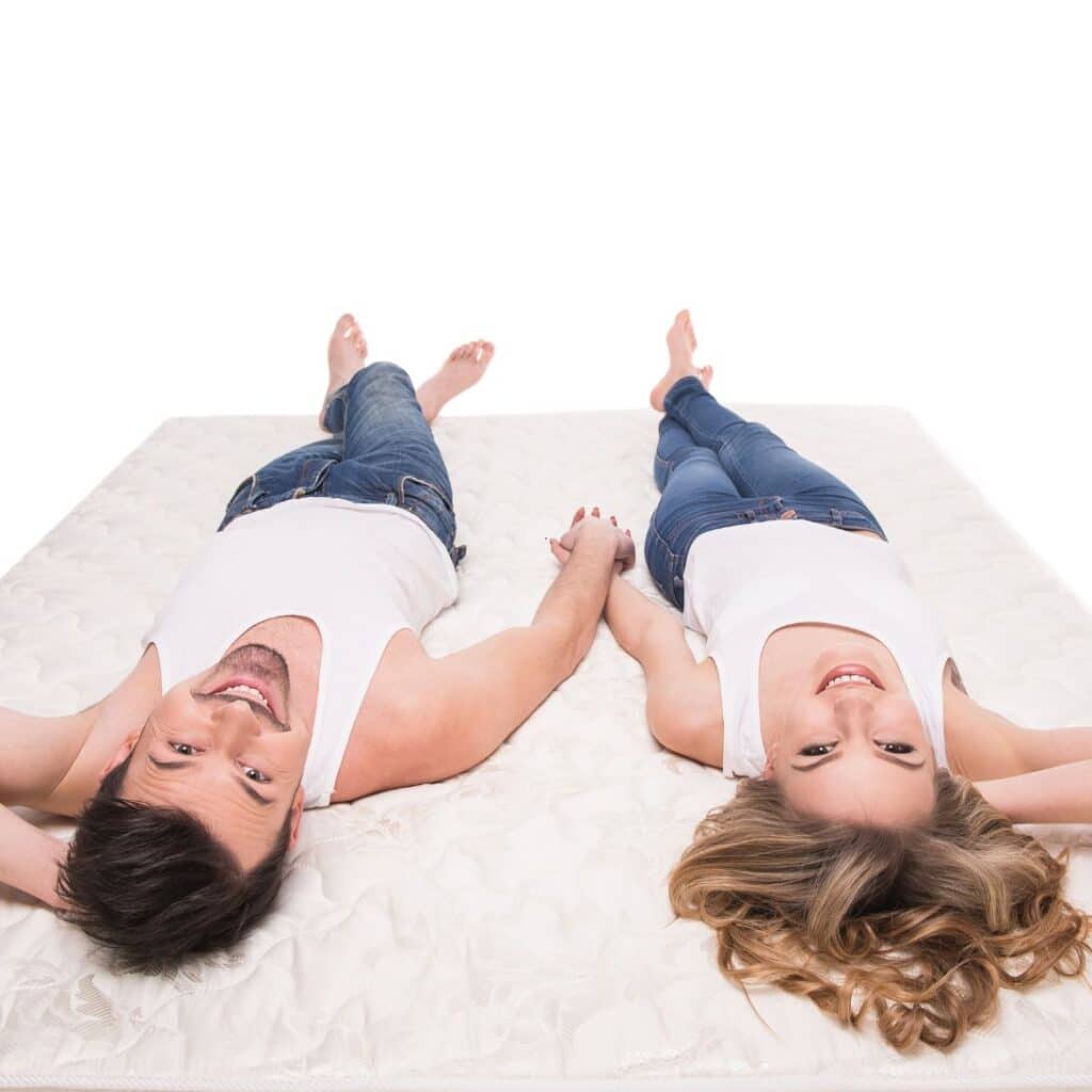 Man en vrouw liggen op matras 180 x 200 centimeter