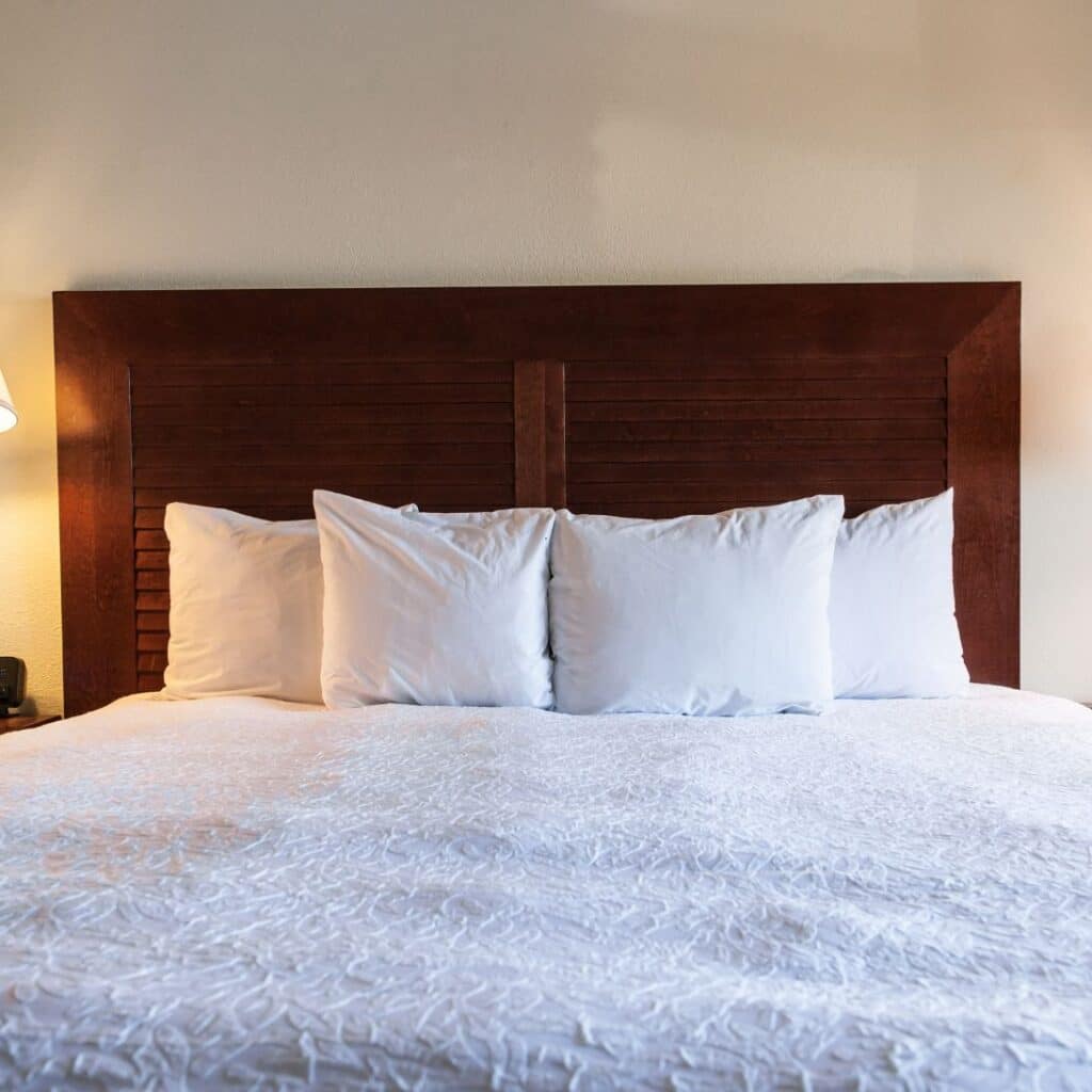 Opgedekt bed met matras 200 x 200 centimeter