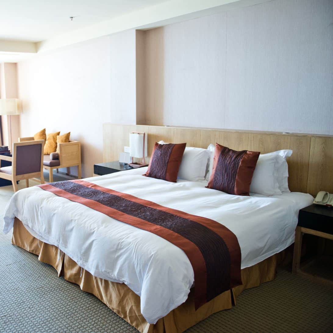 Opgedekt bed met matras 200 x 200 centimeter