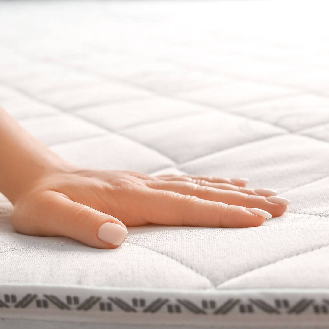Hand op matras