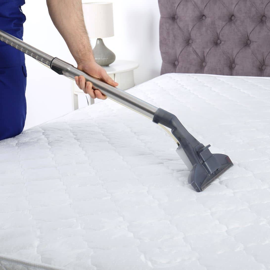 Matras schoonmaken met een stofzuiger