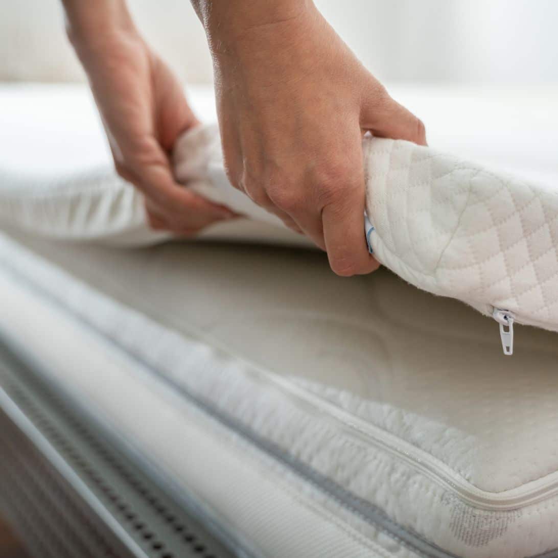 Handen leggen matrastopper op matras