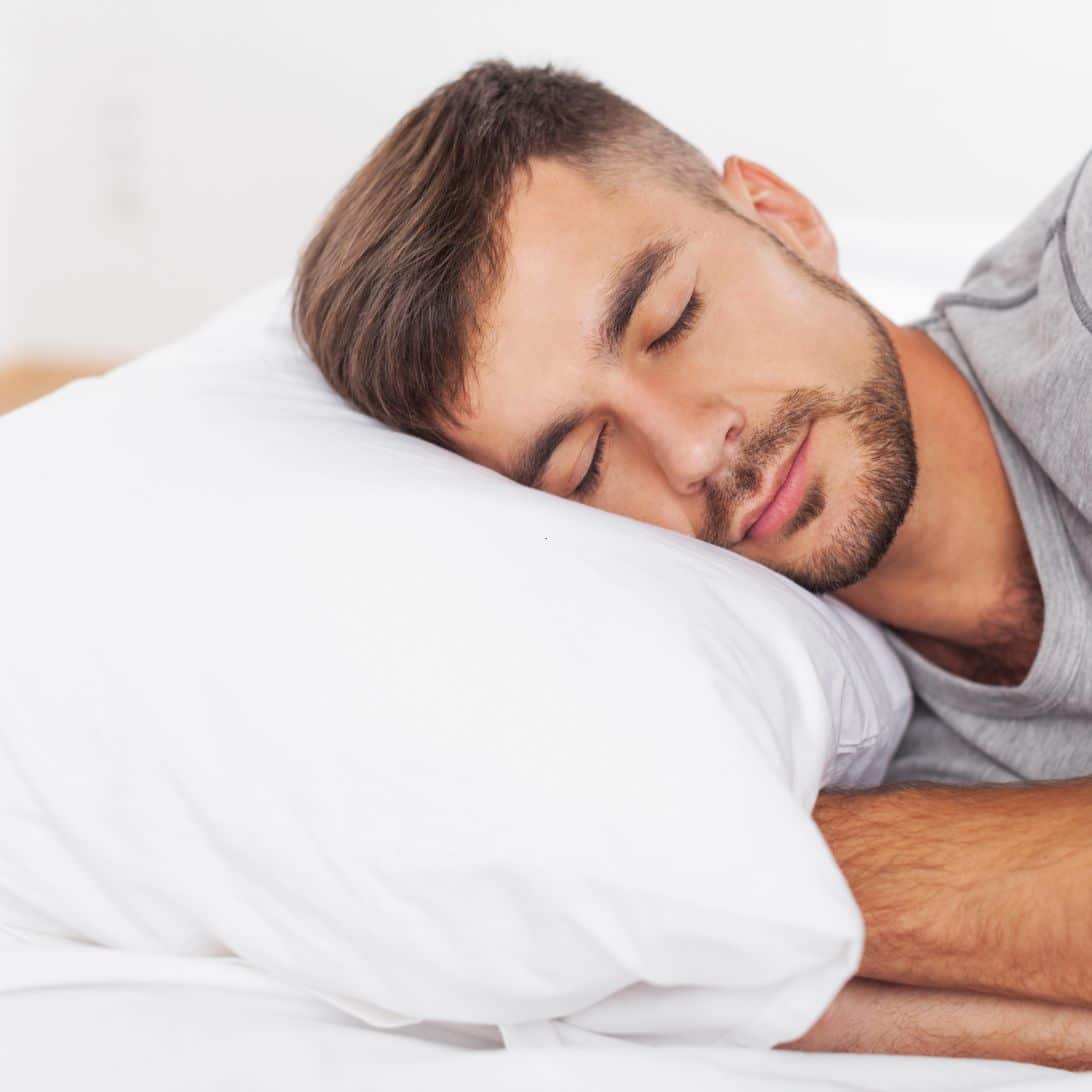 Man slaapt op Matt Sleeps kussen