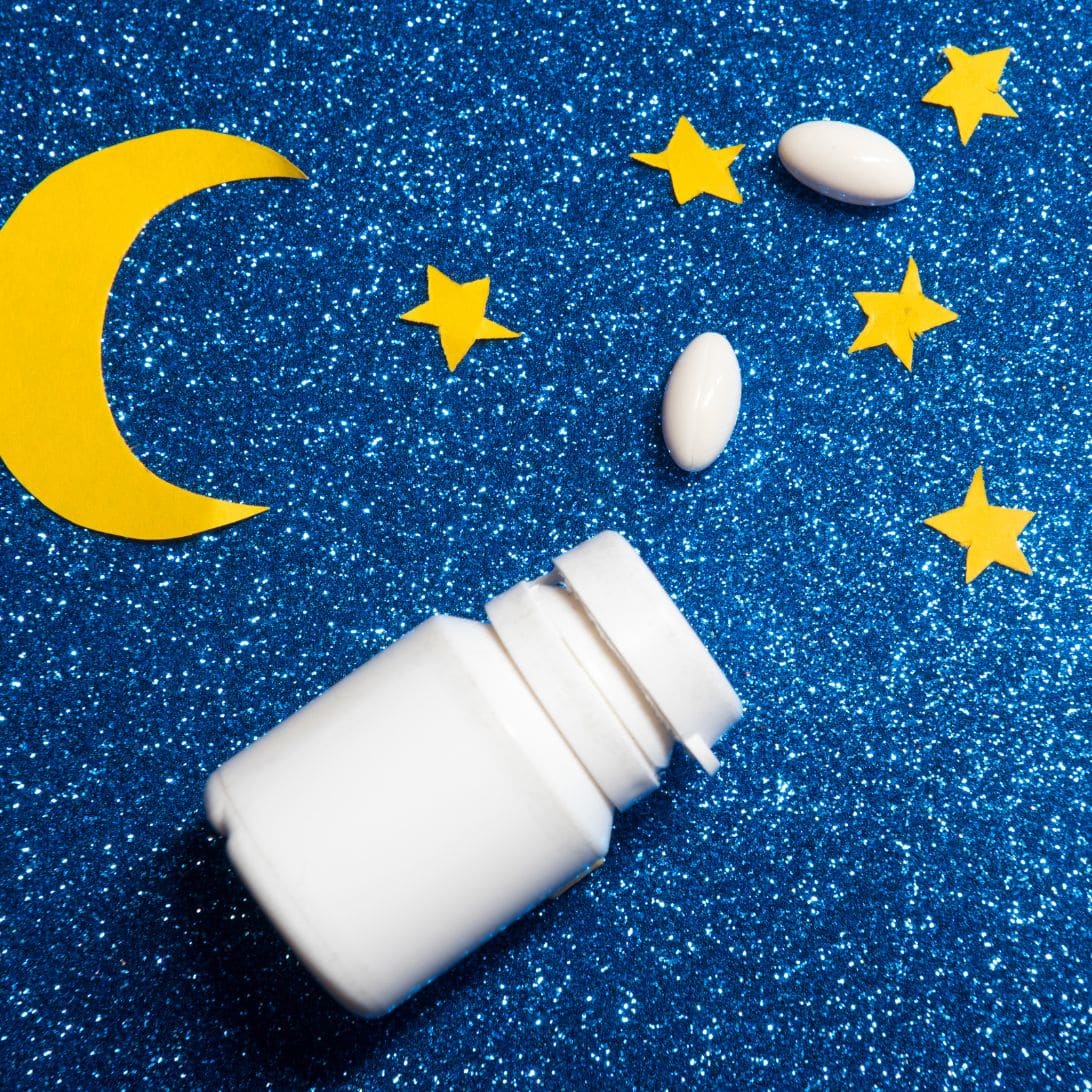 Potje met melatonine, paar losse supplementen, maan en sterren