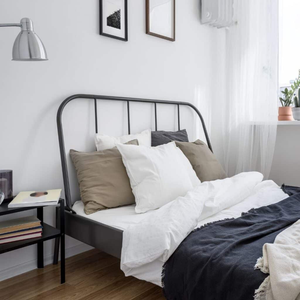 Opgedekt, metalen bed