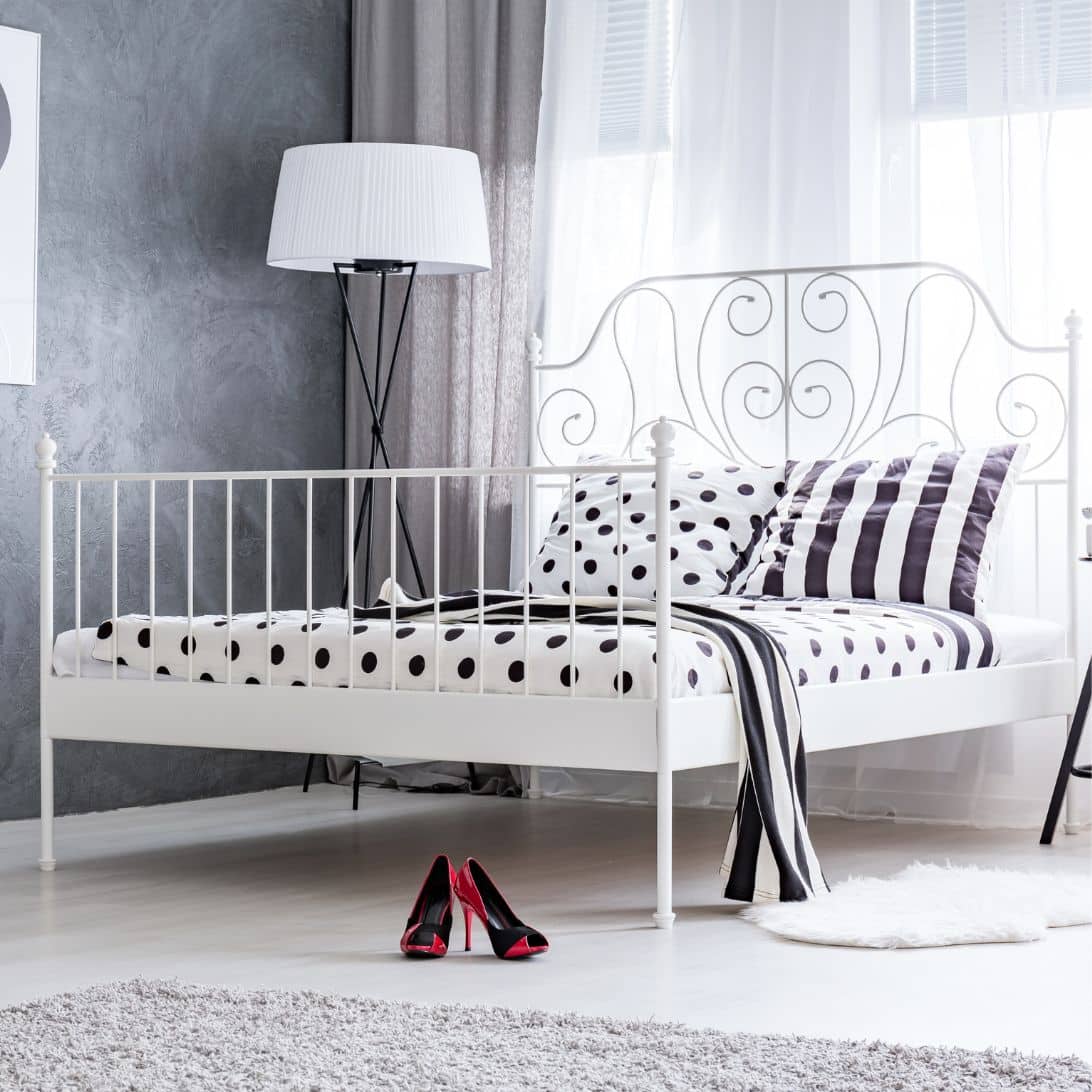 Opgedekt, metalen bed