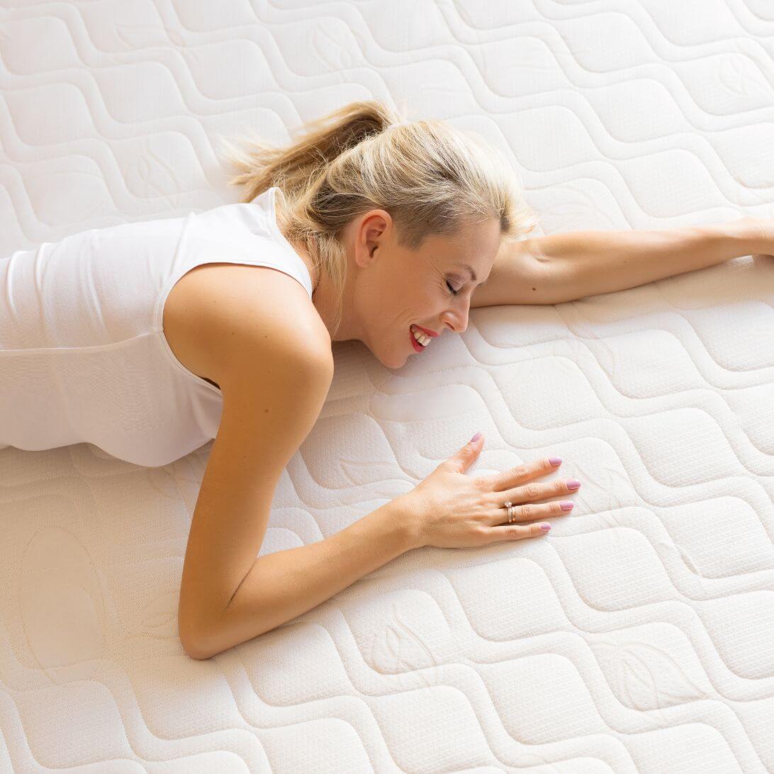 Vrouw heeft minder stress dankzij nieuw matras